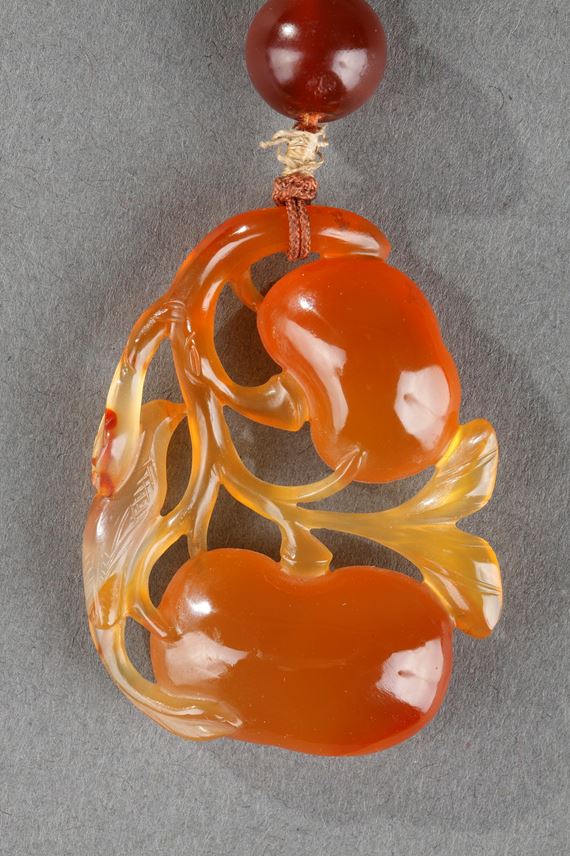 Cornaline pendant in the shape of two fruits and their foliage with a bird | MasterArt